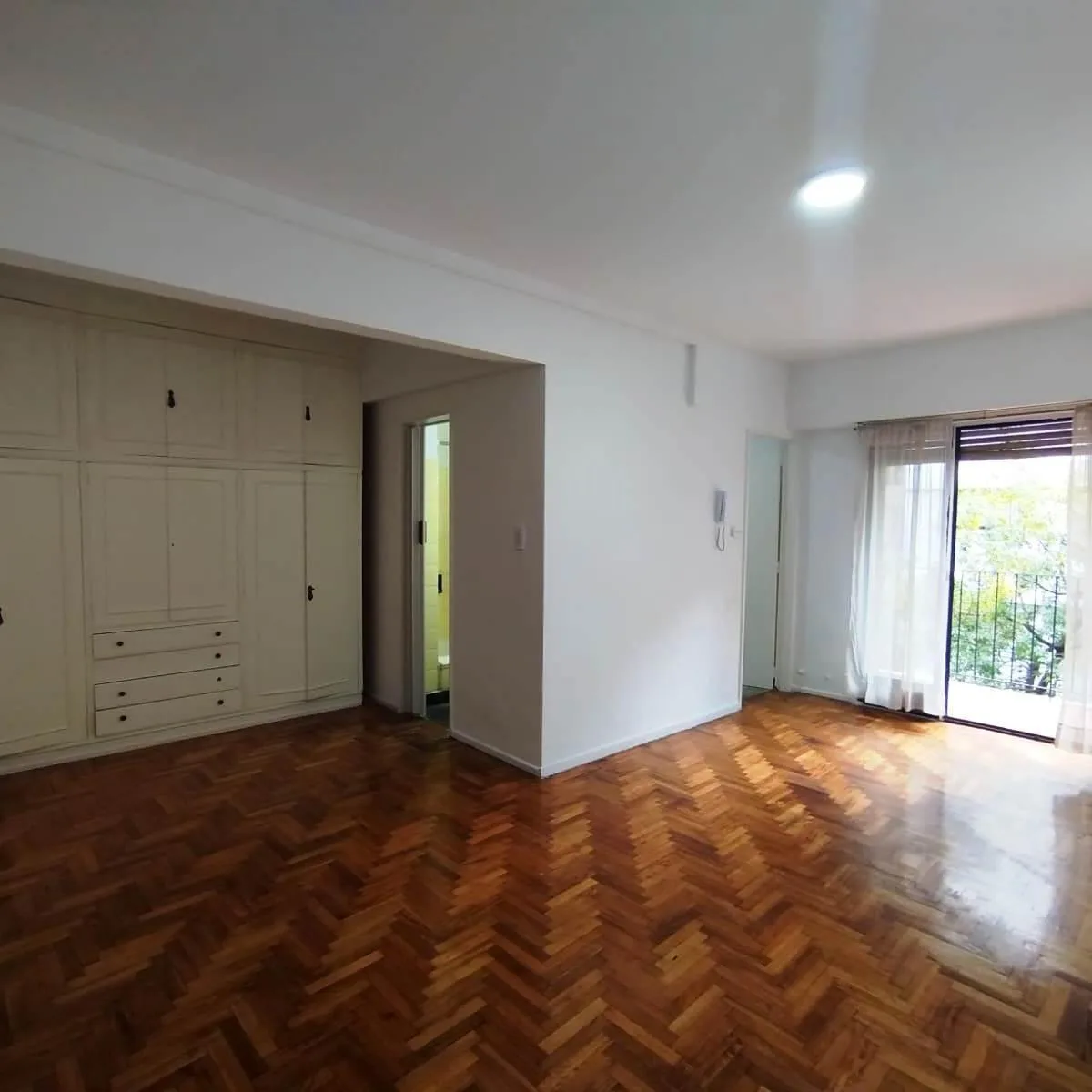 Kitnet de um ambiente de frente com varanda em Caballito