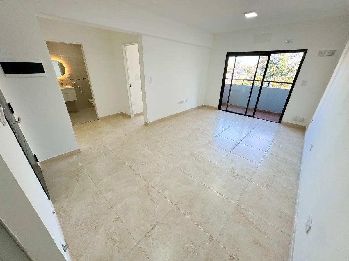 Apartamento de dois ambientes com varanda em Lanús