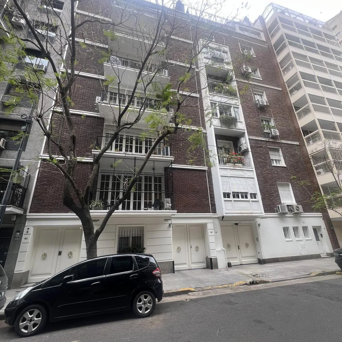 Apartamento de seis ambientes com varanda em Recoleta