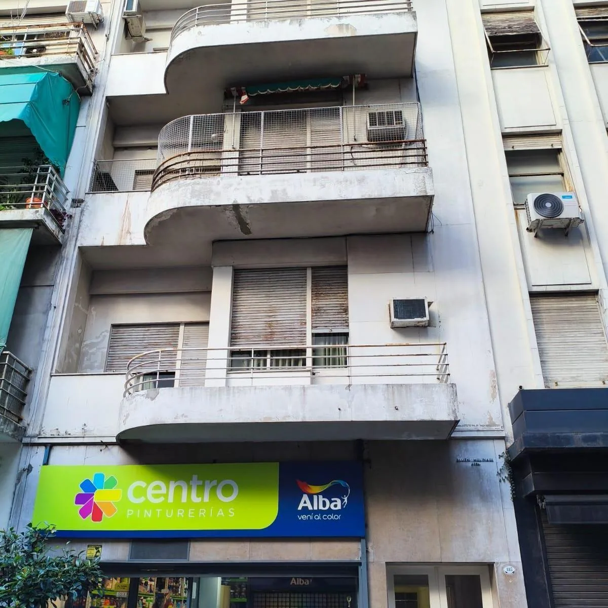 Apartamento de dois ambientes com dependência e varanda em Retiro