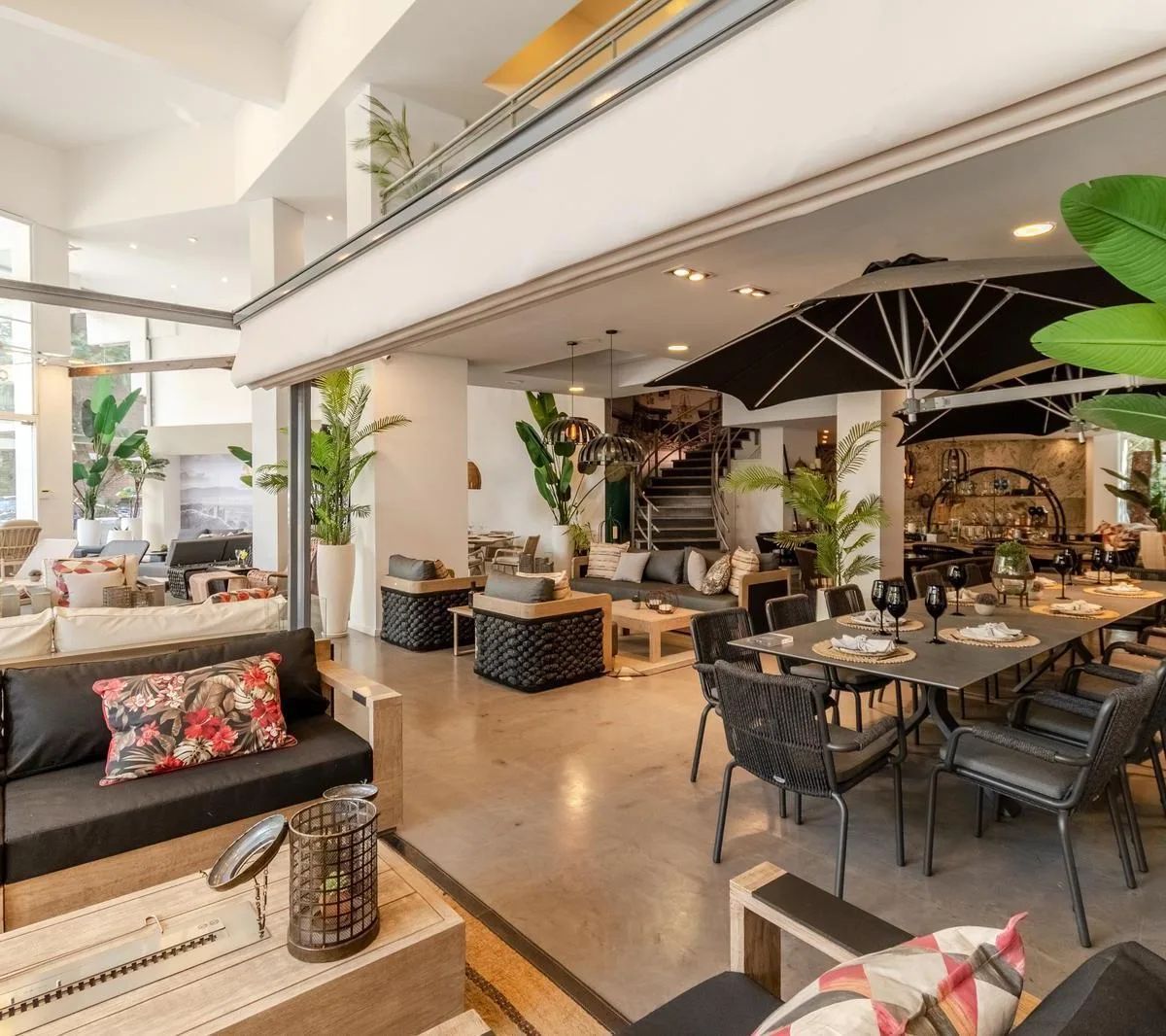 Double-height storefront in La Lucila