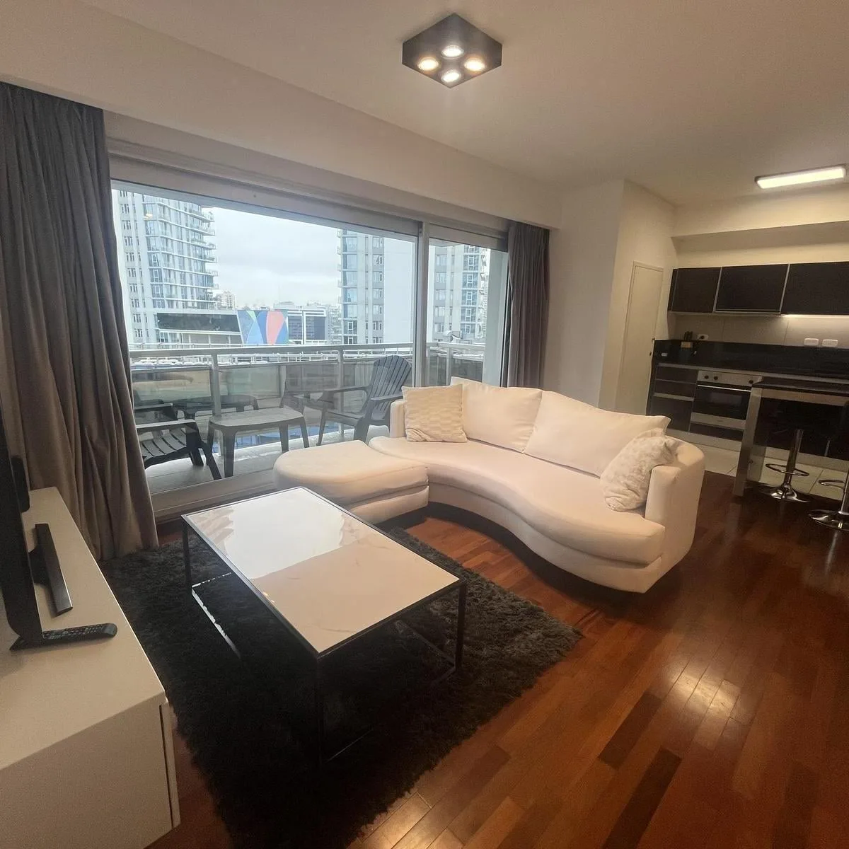 Меблированная квартира с 1 спальней и парковочным местом в Puerto Madero