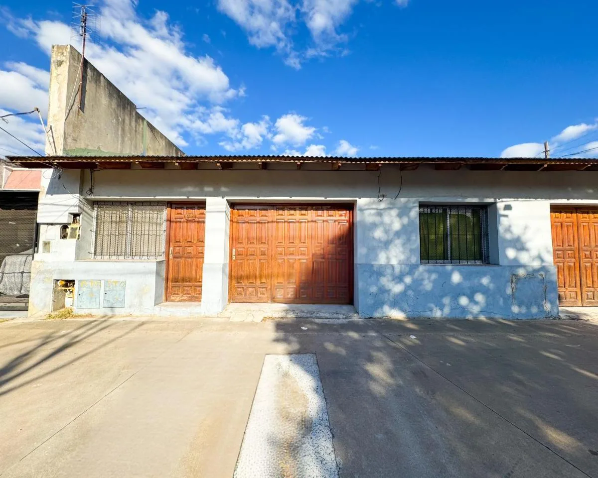 Casa de 3 ambientes com 2 quartos, garagem coberta e pátio em Lanús Este
