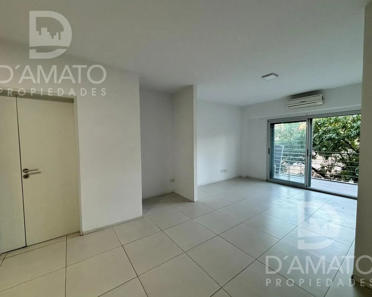 Monoambiente divisible en Monte Castro frente al Hospital Vélez Sarsfield