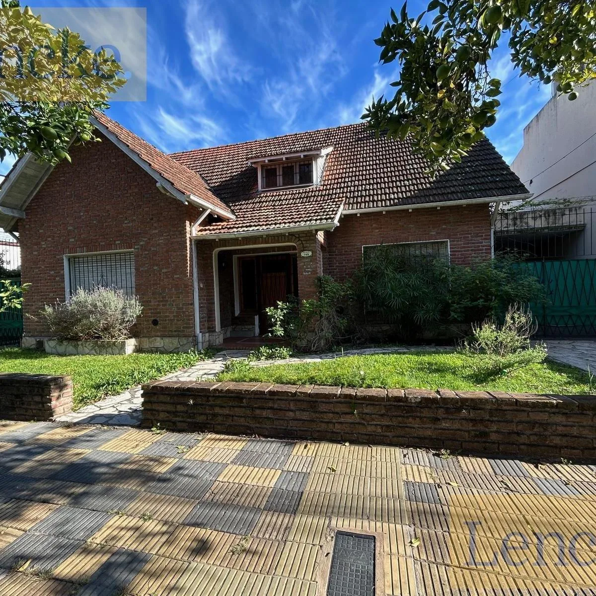 Casa de 3 quartos em Victoria, a uma quadra da Av. Libertador