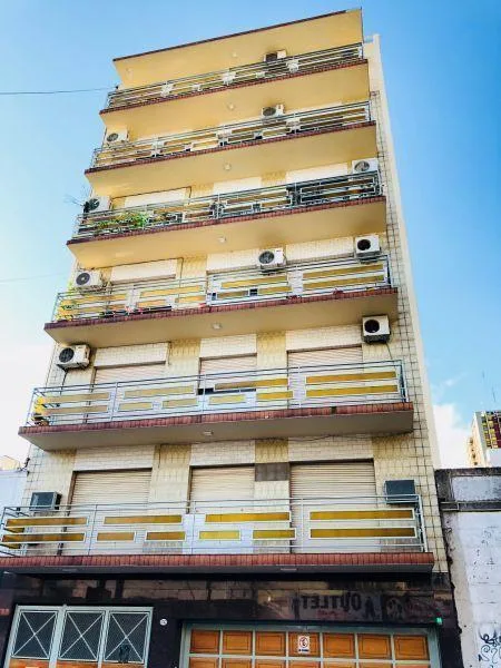 Apartamento de três dormitórios com varanda e vaga fixa em Tres de Febrero