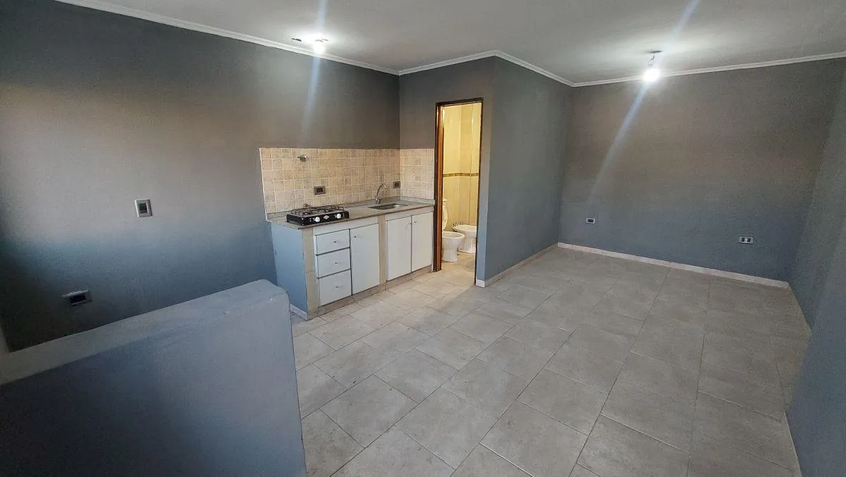 Ground-floor studio apartment in Lanús without building fees