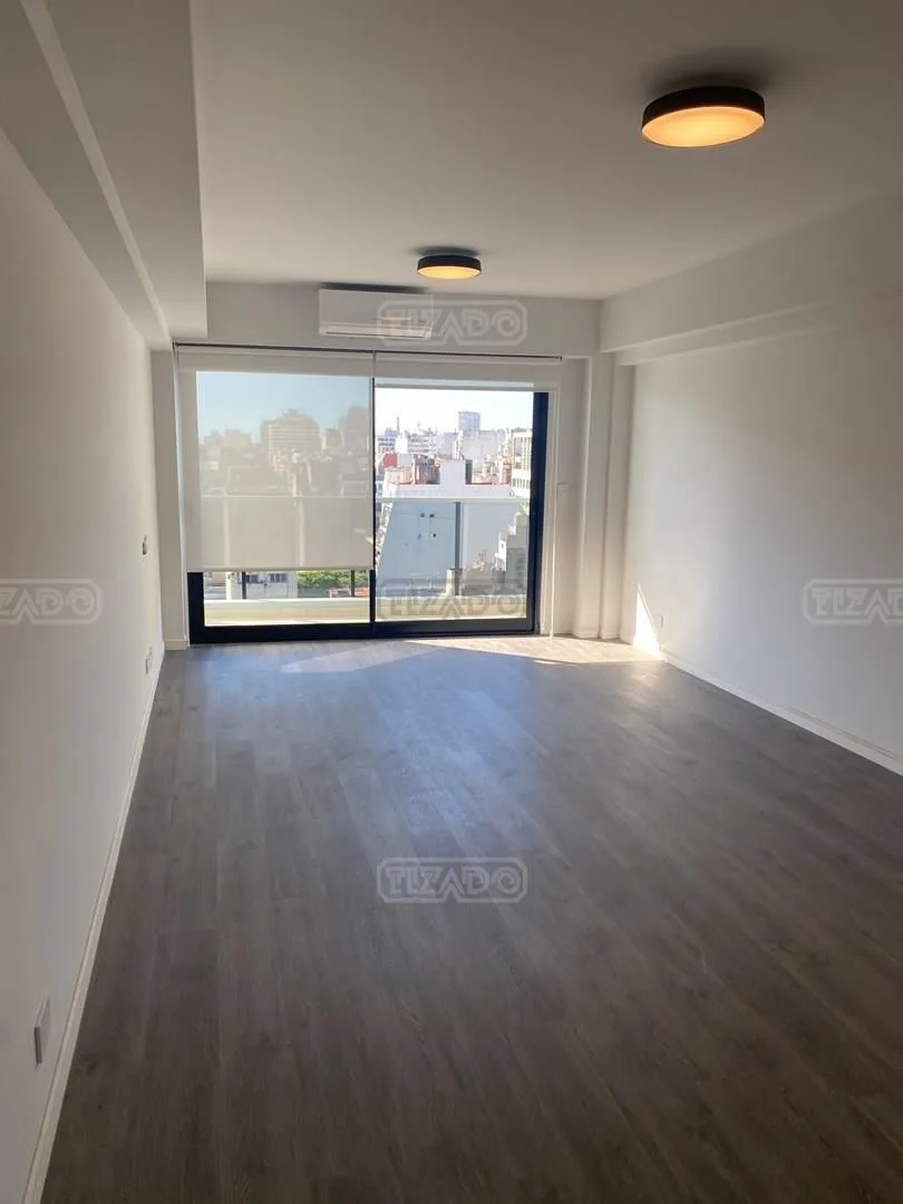 Kitnet com varanda de frente em Balvanera