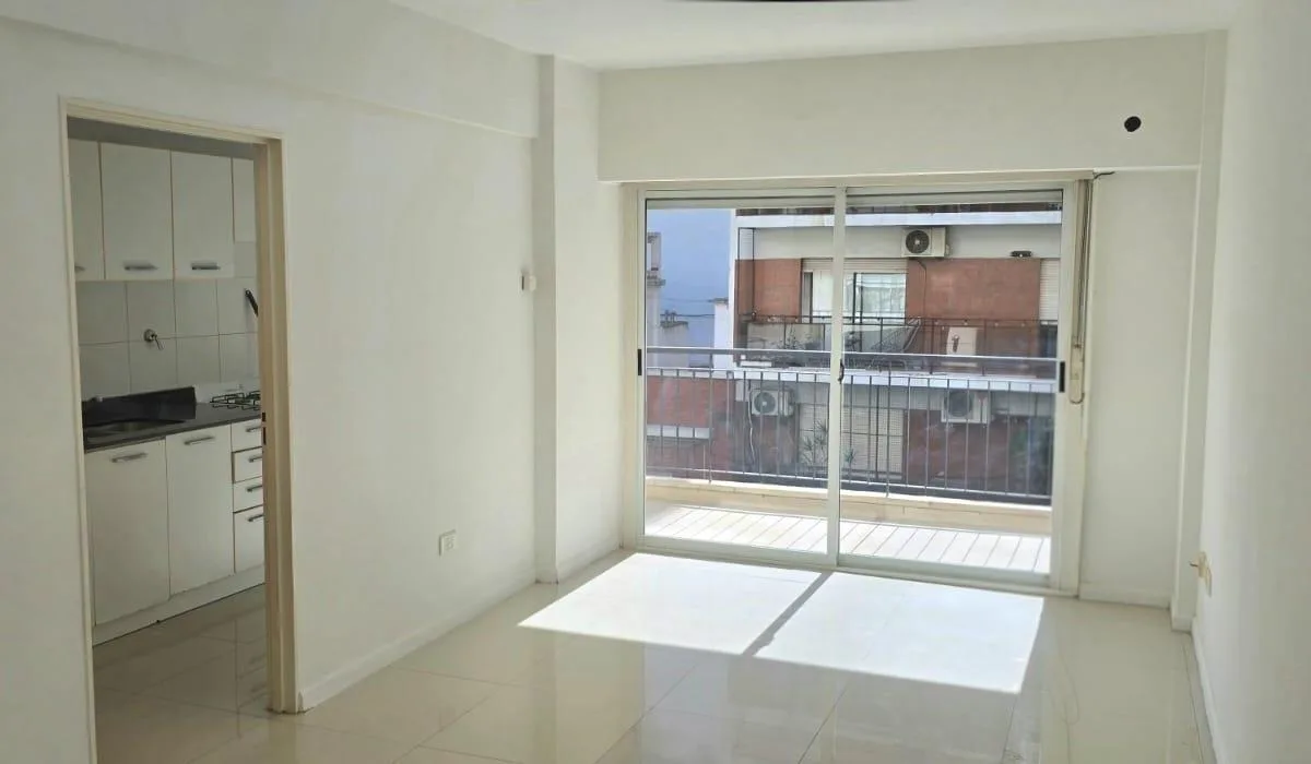 Semipiso de 2 ambientes en suite con balcón al frente en Belgrano