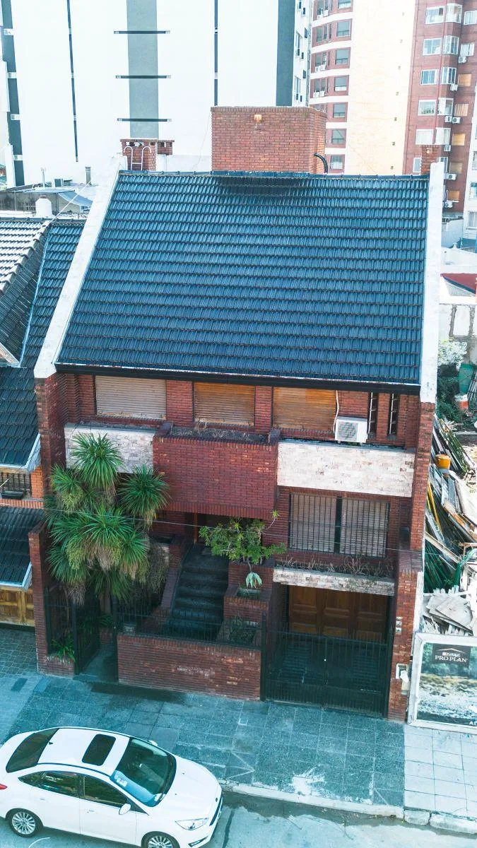 Casa de 4 dormitorios con patio y cochera en Villa Luro