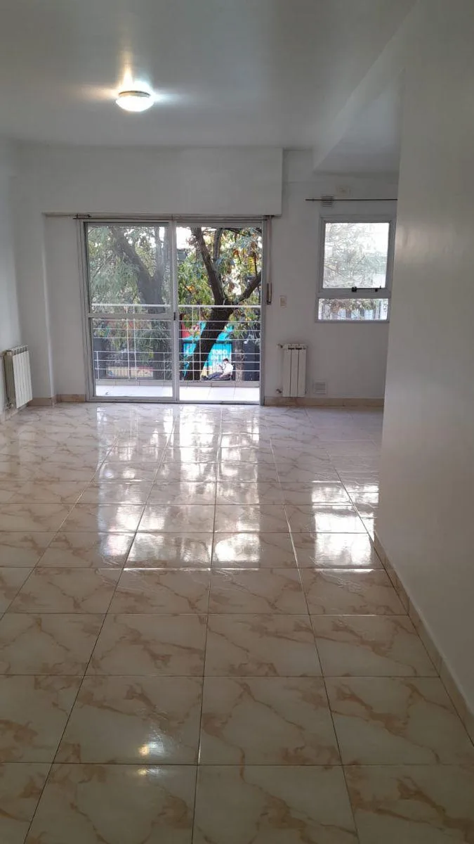 Departamento de 2 ambientes en Almagro con balcón al frente