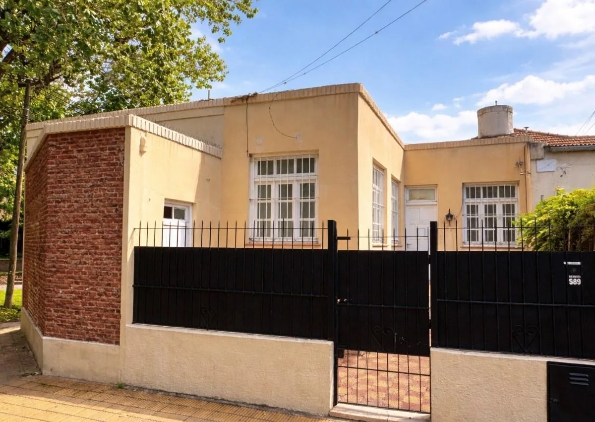 Two-bedroom house with patio in Tigre Centro