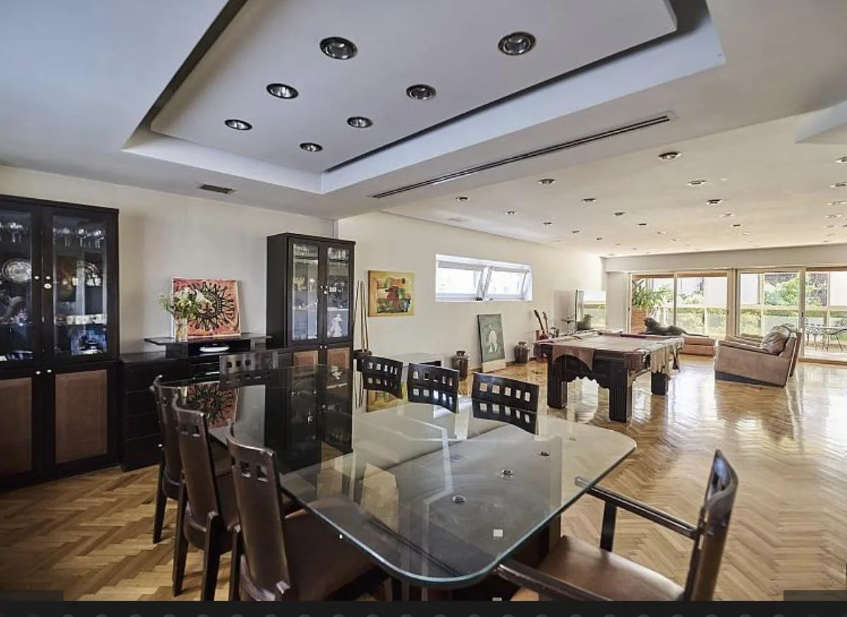 Apartamento reformado de quatro quartos em Recoleta