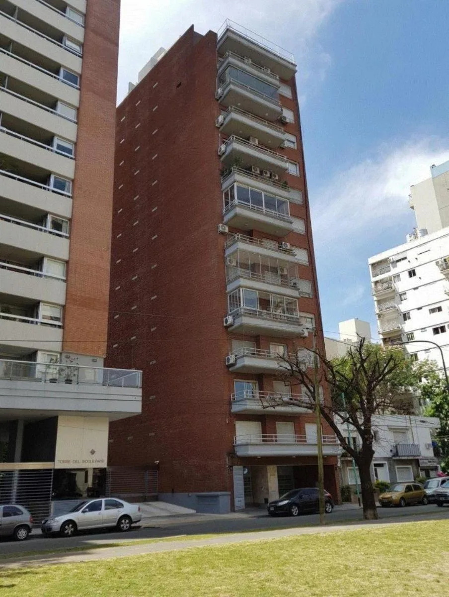 Apartamento de dois quartos sem mobília com vaga fixa em Saavedra