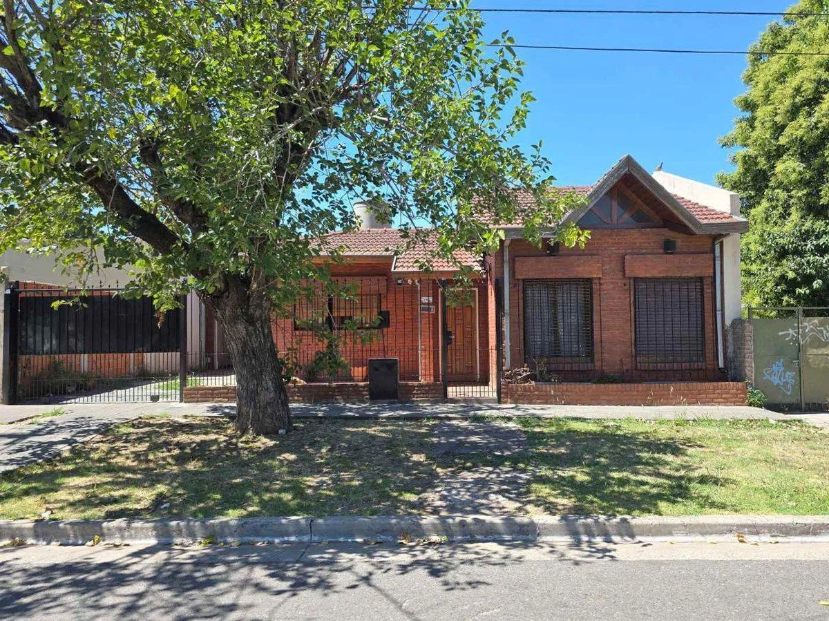 Casa de 3 dormitórios com jardim e garagem em Ituzaingó