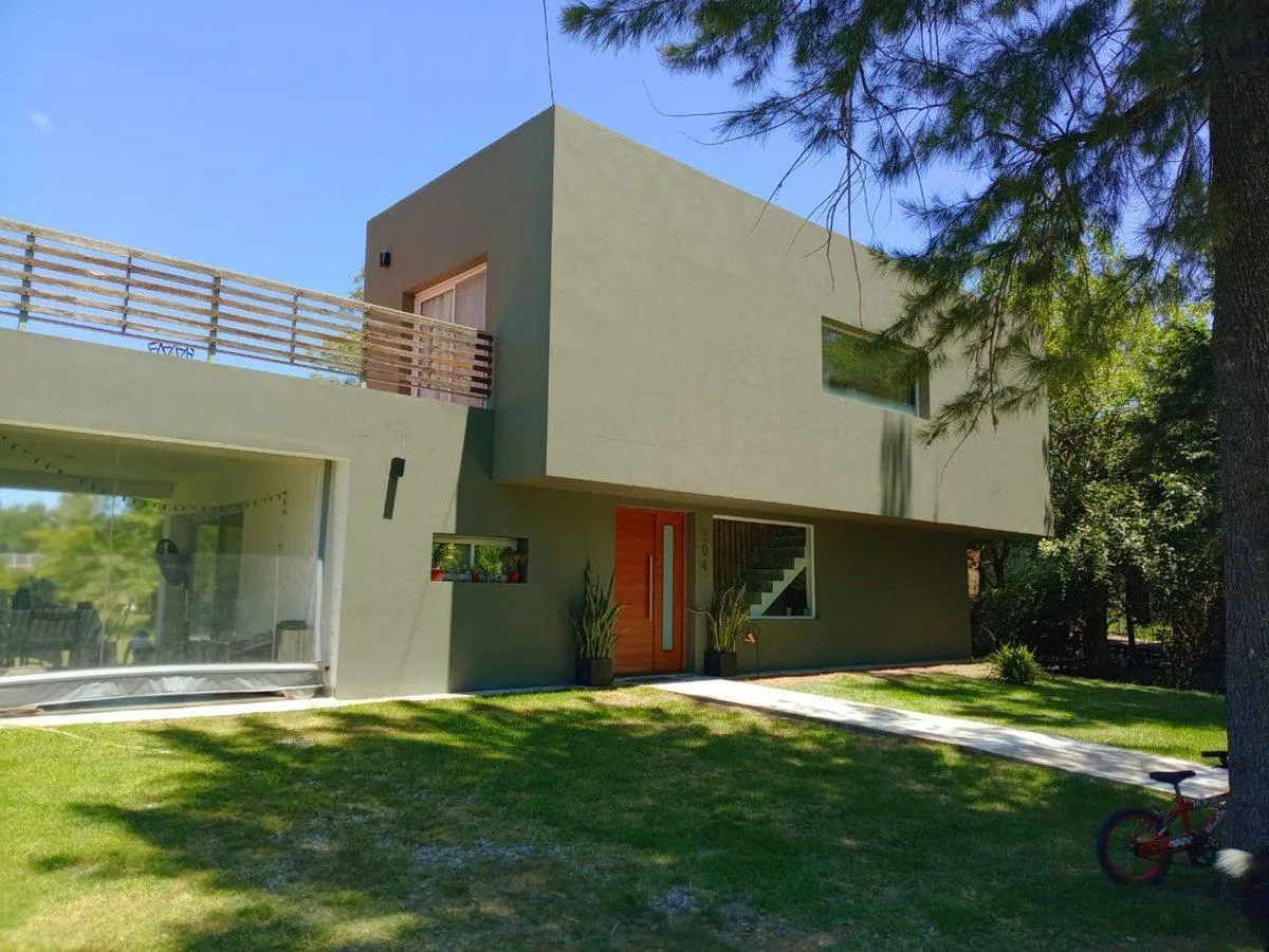 Three-bedroom house with 8 x 4 pool on a 1300 m² lot in Buenos Aires