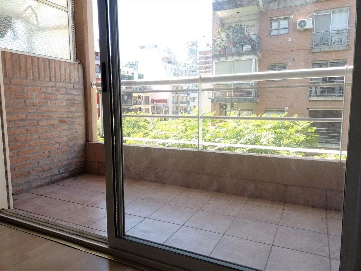 Spacious studio apartment with balcony in Colegiales