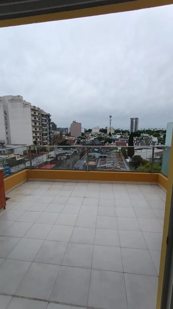 Monoambiente con balcón terraza y doble ventilación en Villa Santa Rita