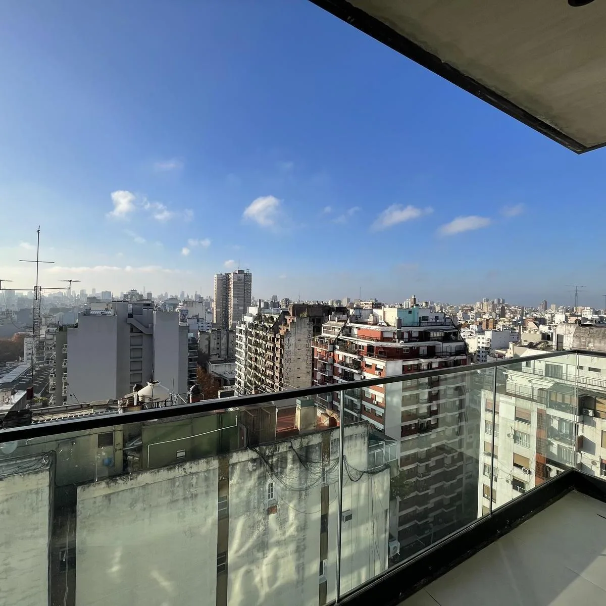 Studio apartment with assigned covered parking in Almagro