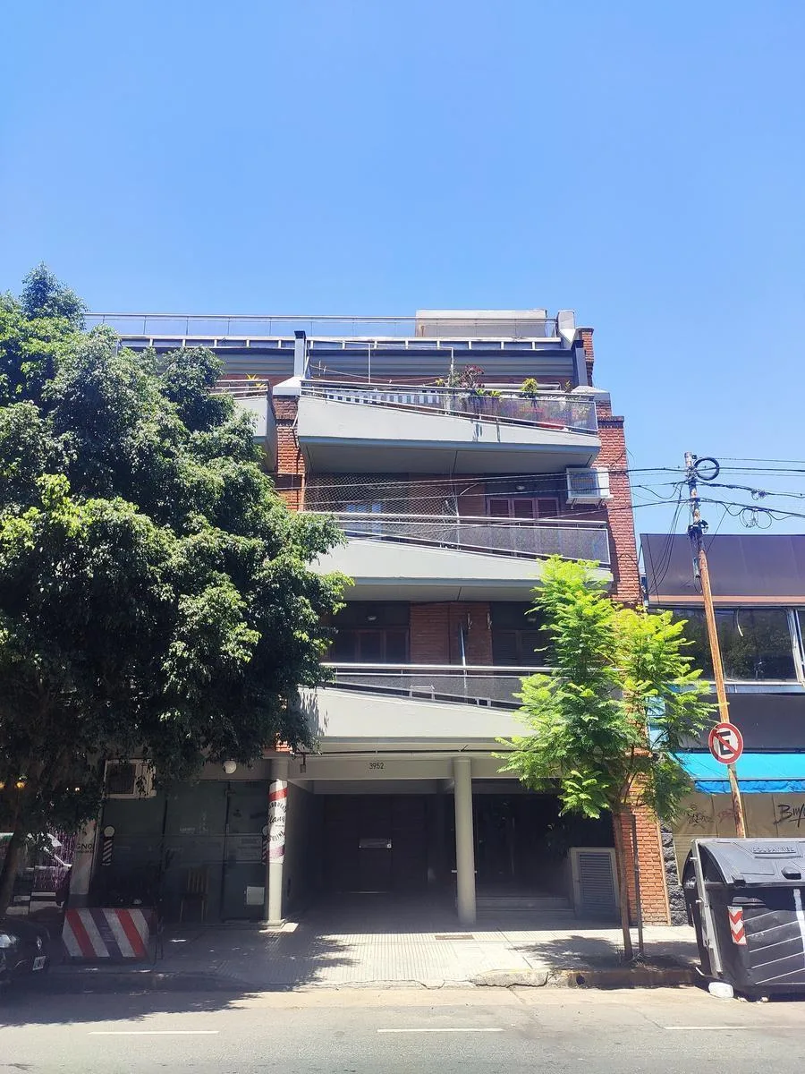 Apartamento de dois ambientes com vaga de garagem fixa em Coghlan