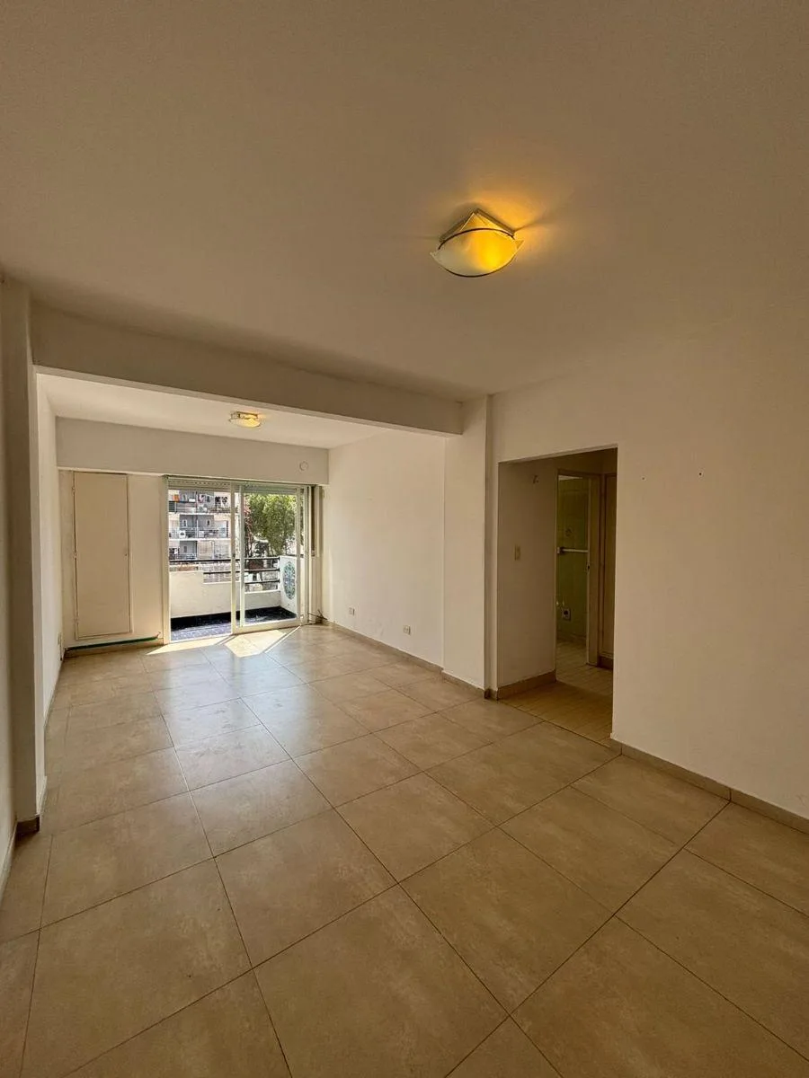 Monoambiente de 4º piso con balcón en Parque Avellaneda