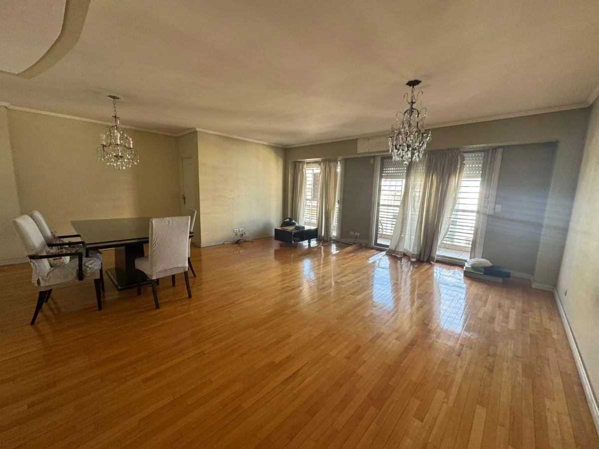 Four-bedroom semipiso with parking in Flores