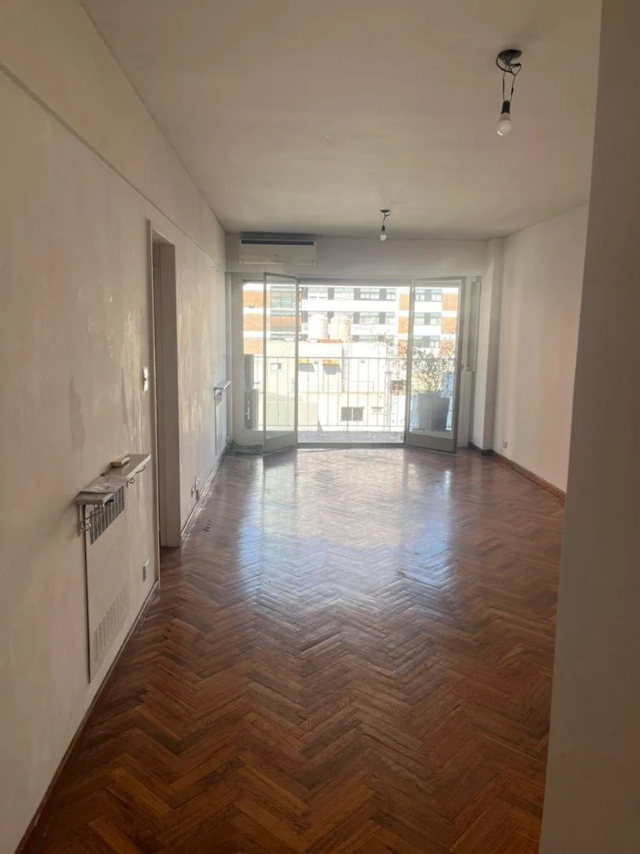 Apartamento de três ambientes com dependência em Belgrano