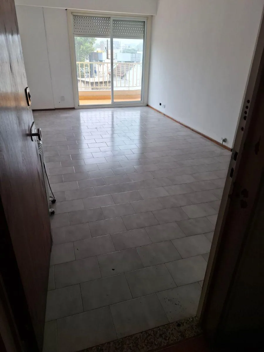 Departamento de 3 ambientes con balcón corrido en Floresta