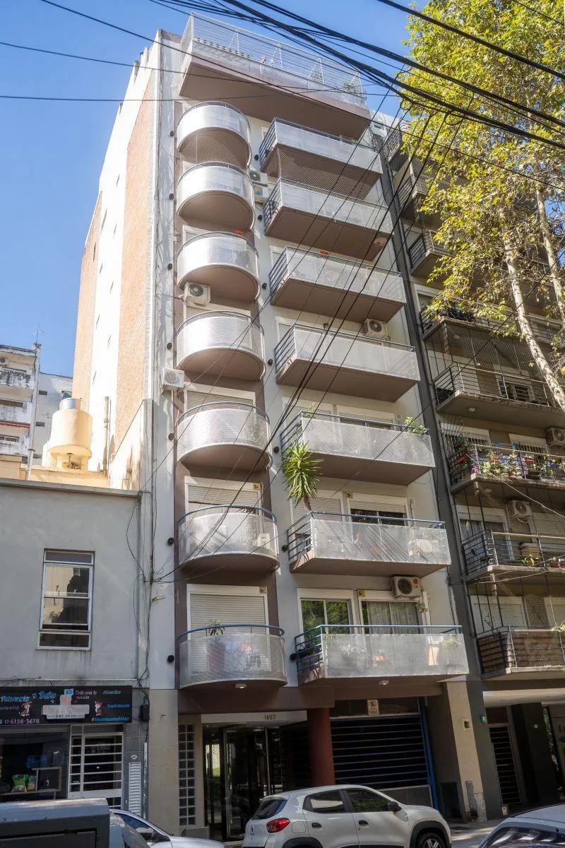 Two-bedroom three-room apartment with 2 balconies in Recoleta