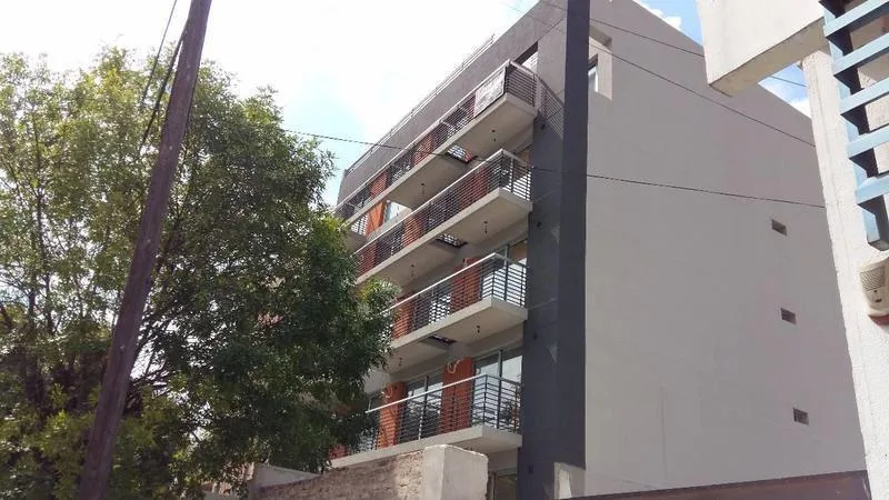 Departamento de 3 ambientes con terraza propia y cochera en Morón