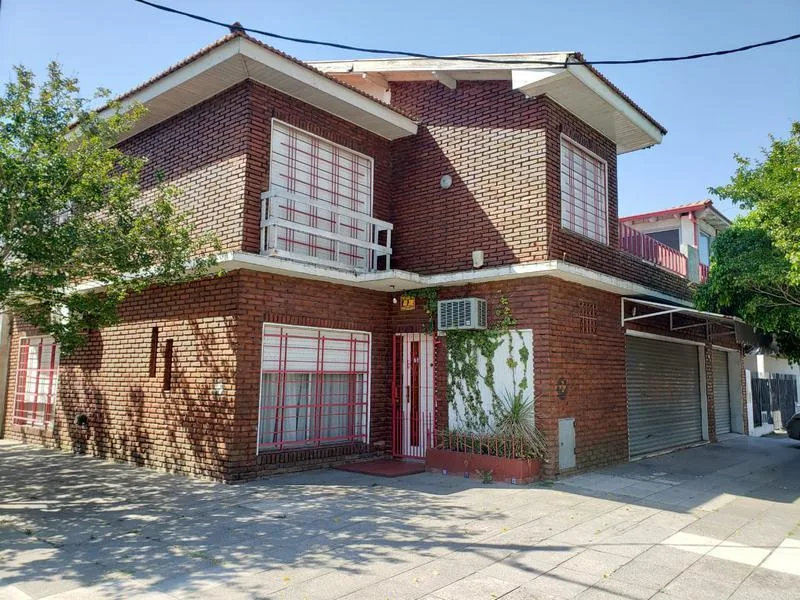 Casa de 4 ambientes com 2 quartos em Lanús