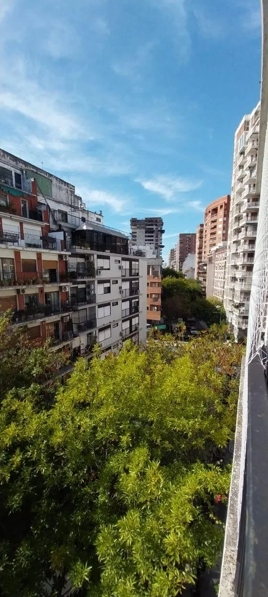Apartamento de 2 ambientes de frente com varanda em Colegiales