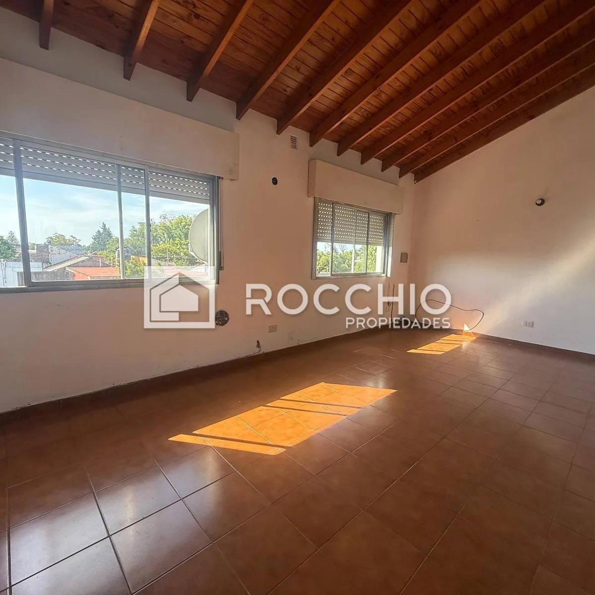 Apartamento de três ambientes em J. L Suarez