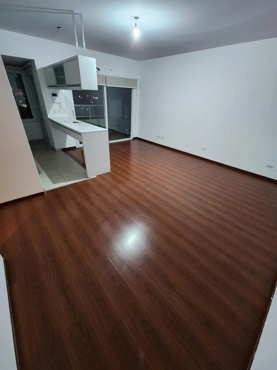 Apartamento de três ambientes com varanda e vaga de garagem em Villa Ballester