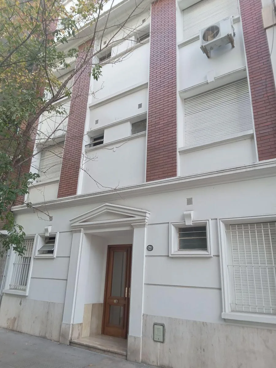 Departamento de 2 ambientes en Recoleta, por escalera
