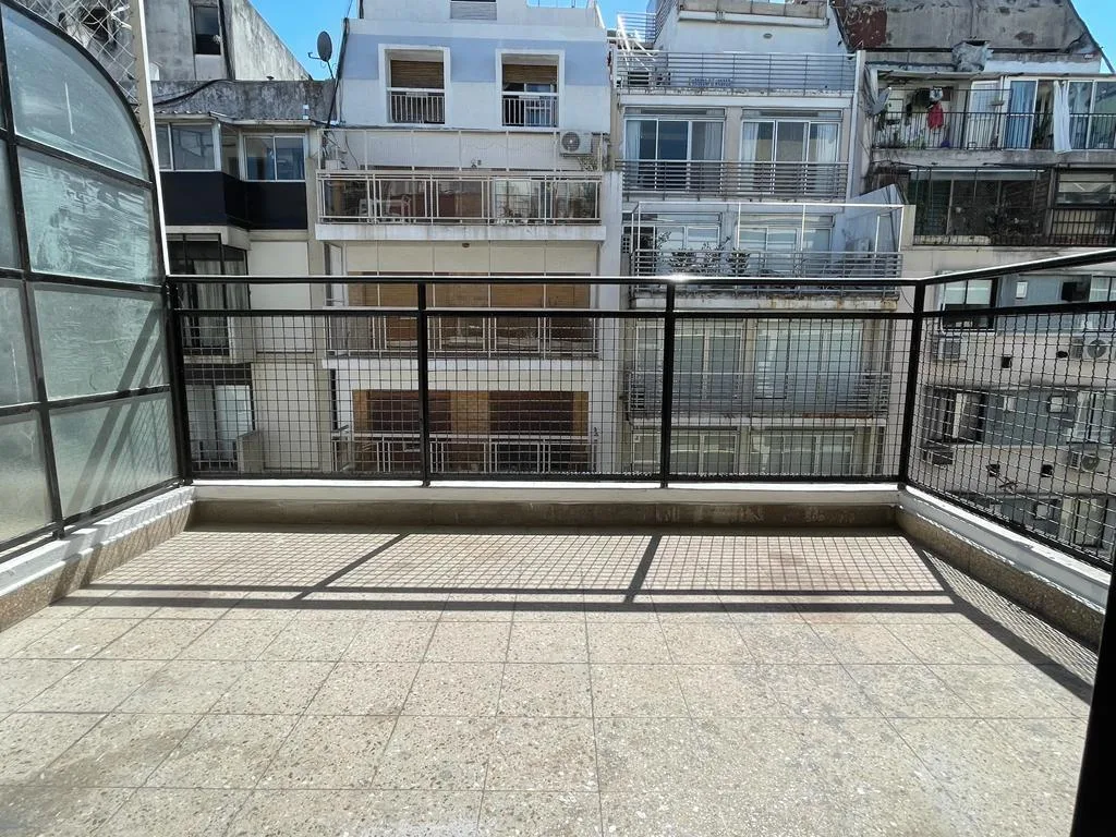Apartamento reformado com 2 dormitórios e varanda em Recoleta