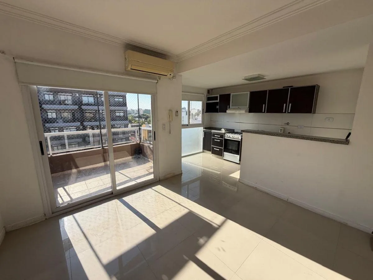 Departamento de 3 ambientes con balcón al frente en Villa del Parque