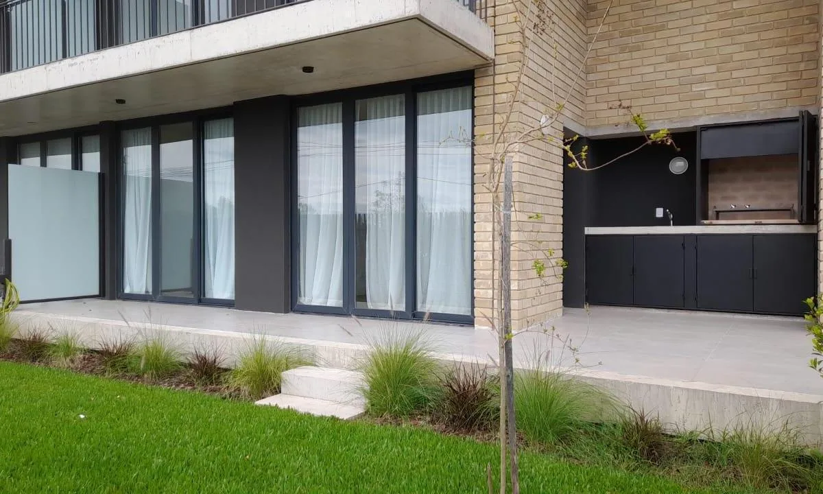 Apartamento de dois ambientes com jardim em Tigre