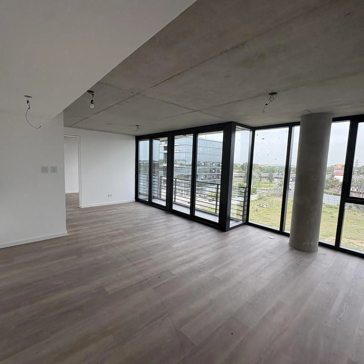 Two-room professional apartment with parking in Victoria