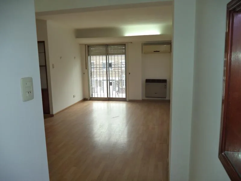 Departamento de 3 ambientes al frente con patio en Banfield
