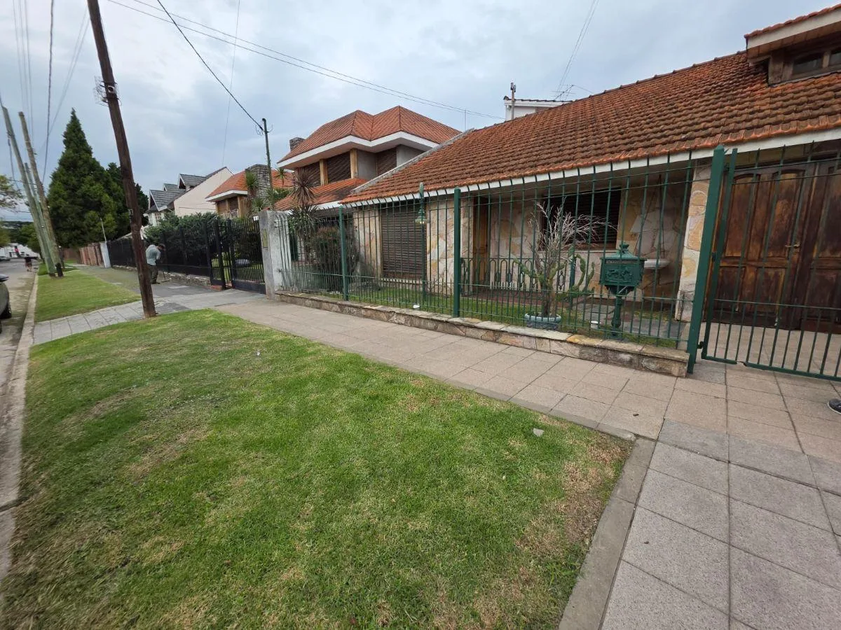 Chalet en Venta y Alquiler con Pileta en Burzaco - Nuevo Valor! Oportunidad!