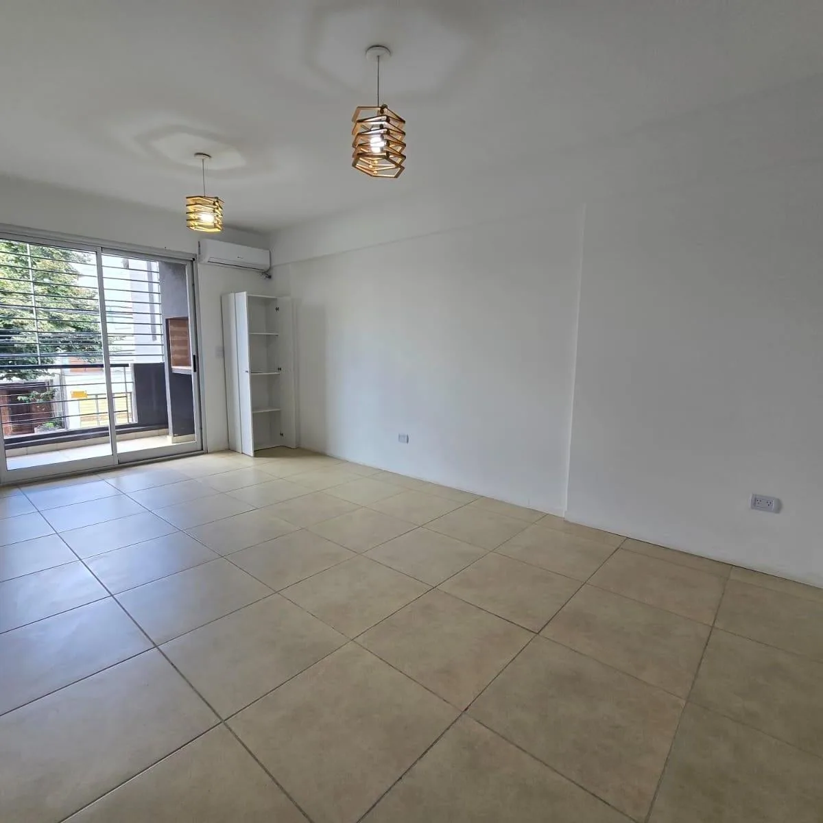 Departamento de 2 ambientes con 1 dormitorio y cochera en Sáenz Peña