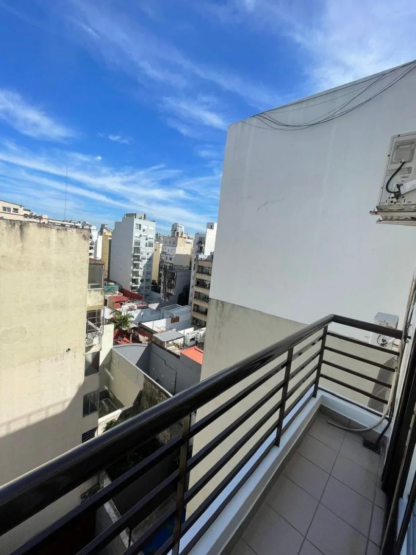 Квартира с 1 спальней, балконом и окнами во двор в Villa Crespo