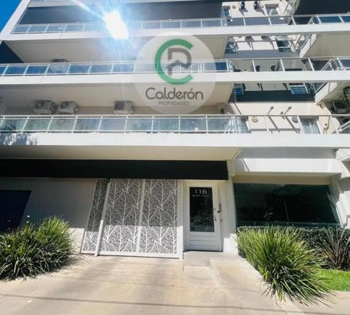 Departamento de 2 dormitorios con terraza y cochera en Morón