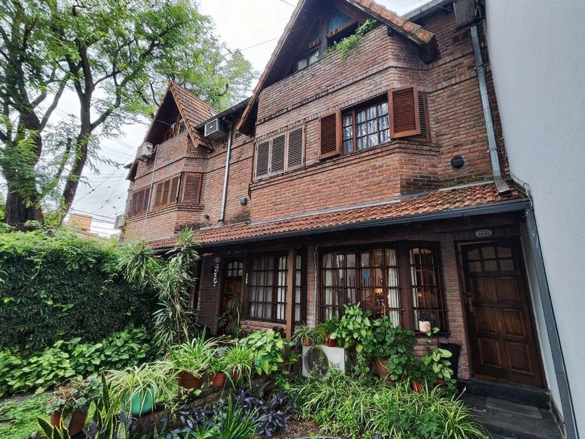 Three-bedroom PH triplex in Florida with patio and grill