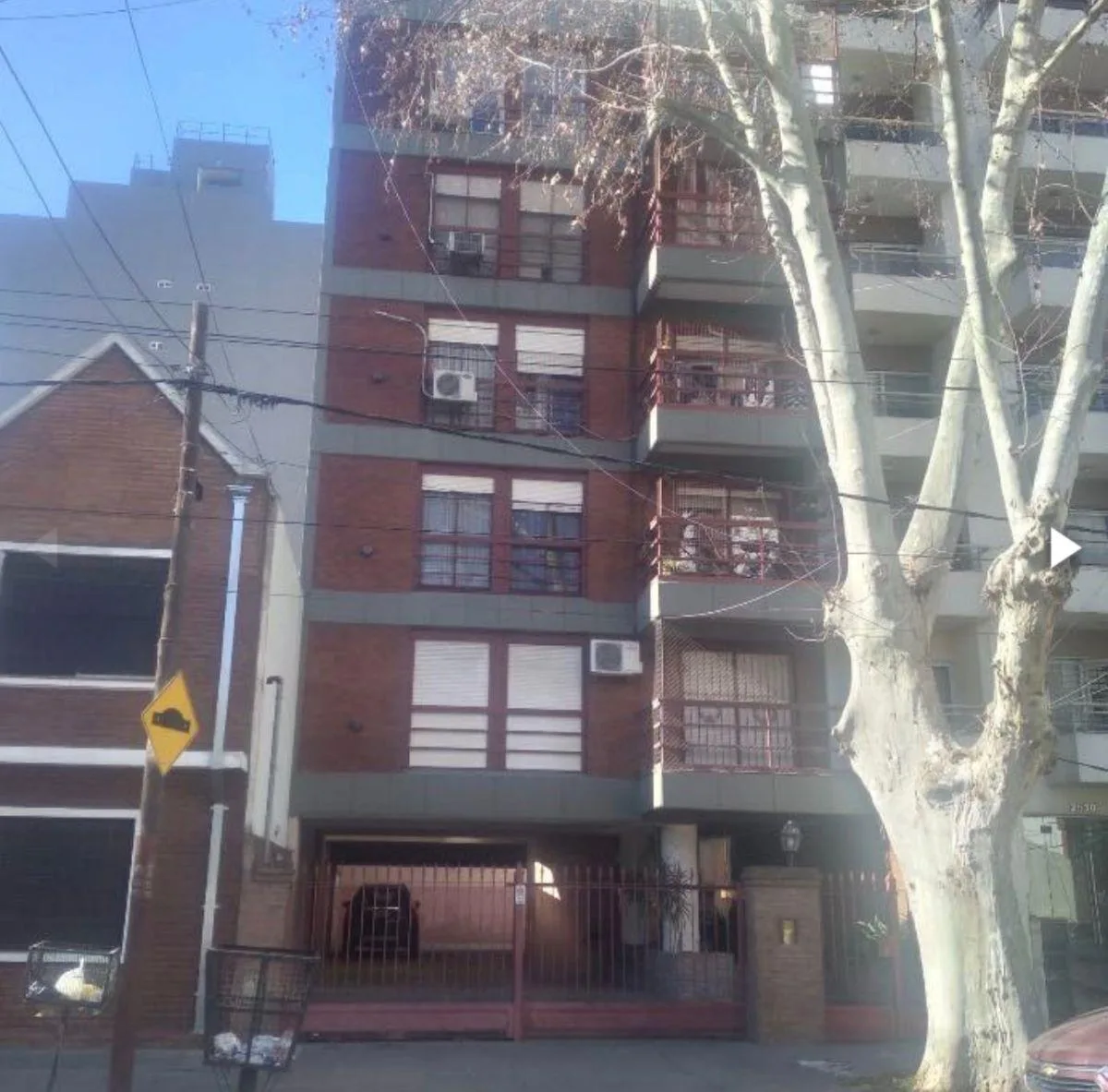 Apartamento de 3 ambientes de frente no 1º andar em Lanús