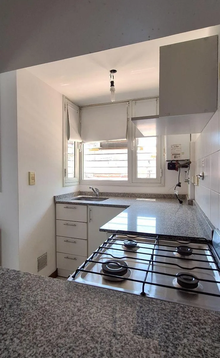 Kitnet com balcão em Floresta