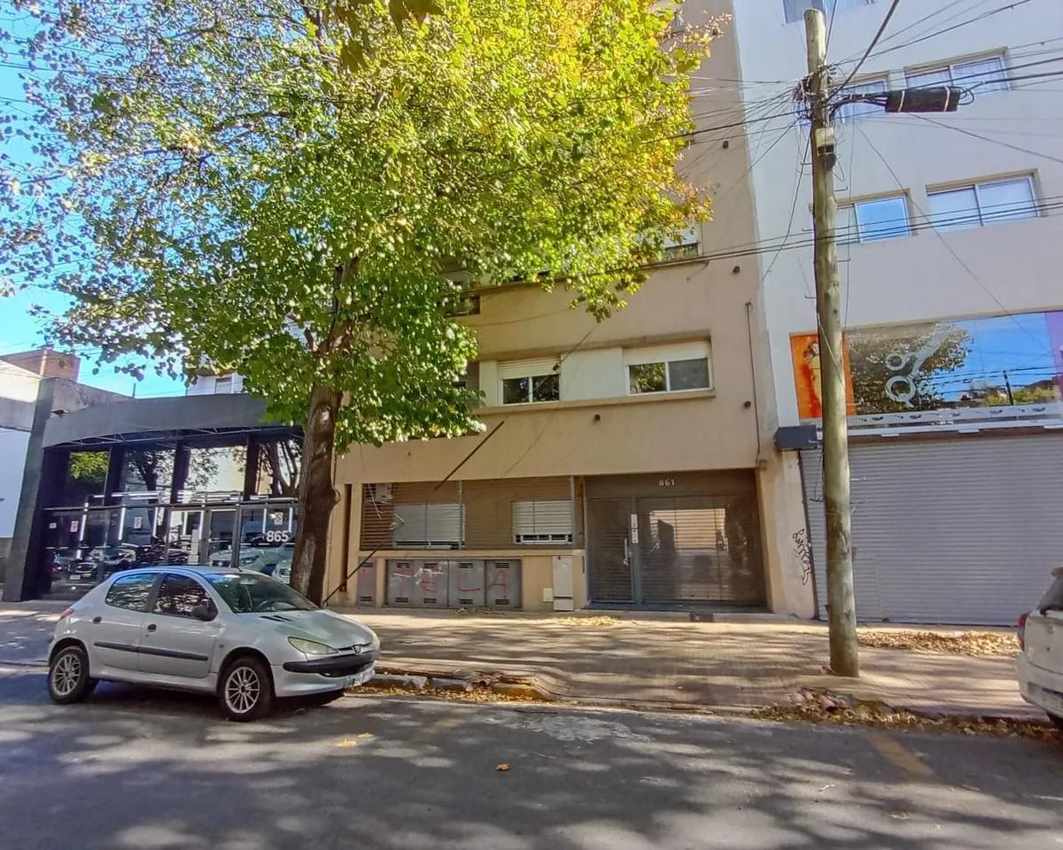 Apartamento de dois quartos no contrafrente em La Plata