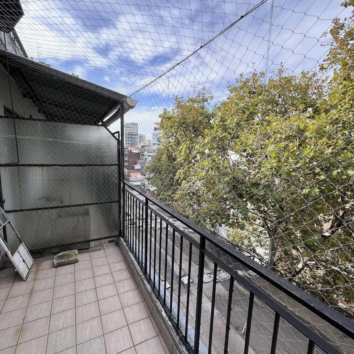 Квартира-студия с балконом и окнами на улицу в Flores