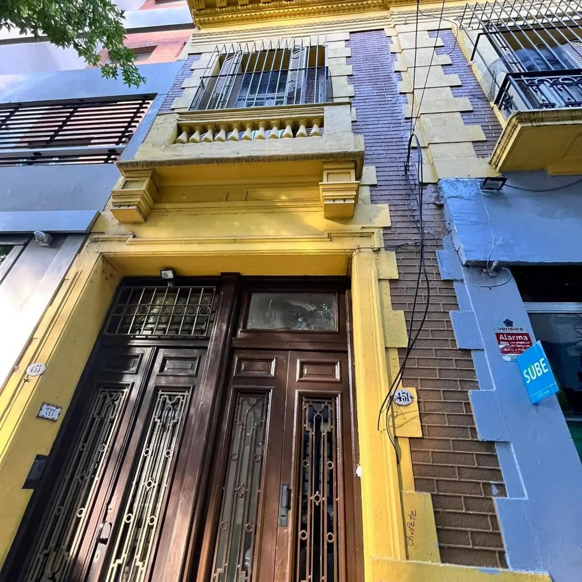 Four-room PH with private street entrance in Flores